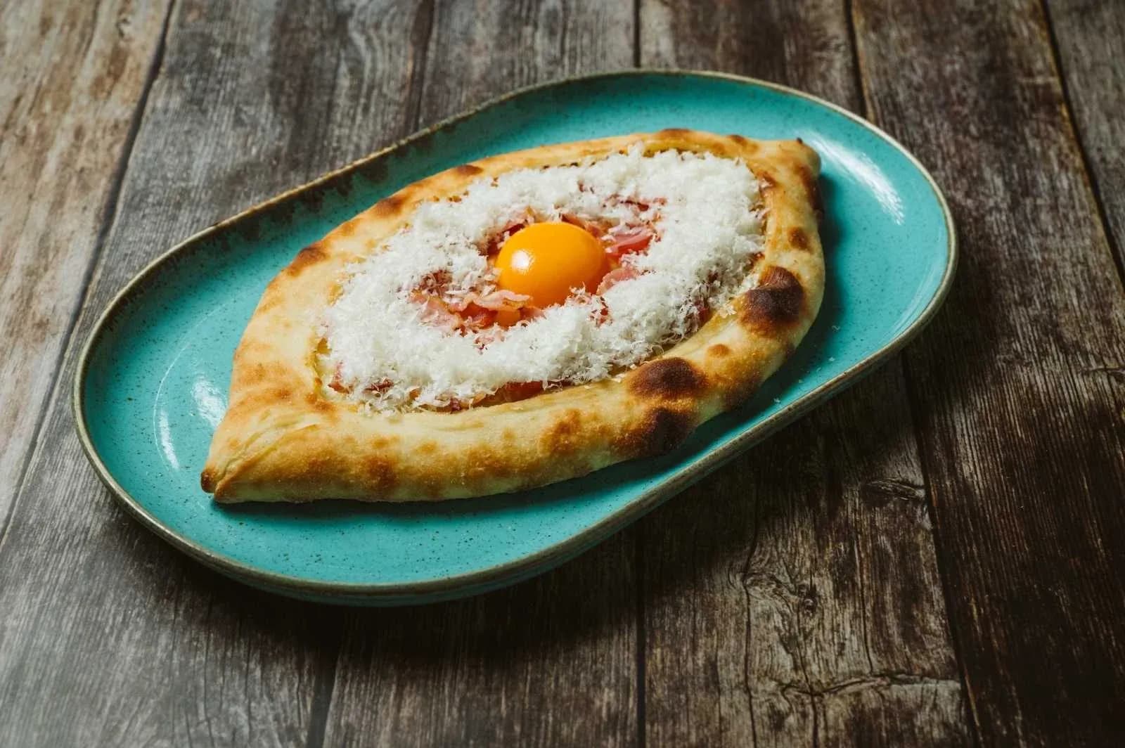 Chaczapuri z bekonem i parmezanem